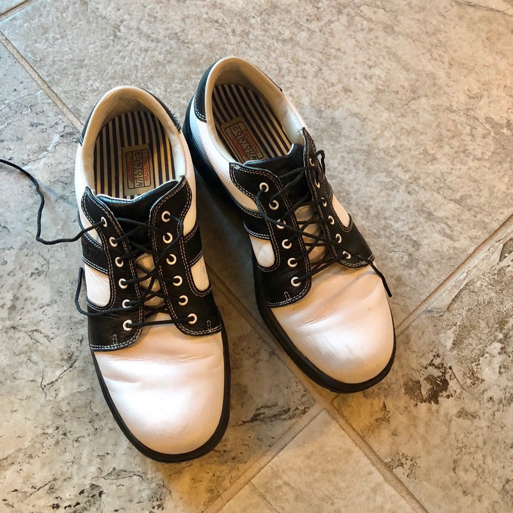 Funky saddle shoes: golfing shoes? 🤷‍♀️